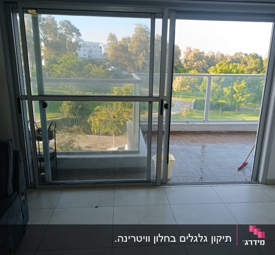 מרפסת עם דלתות זכוכית ונוף לעצים